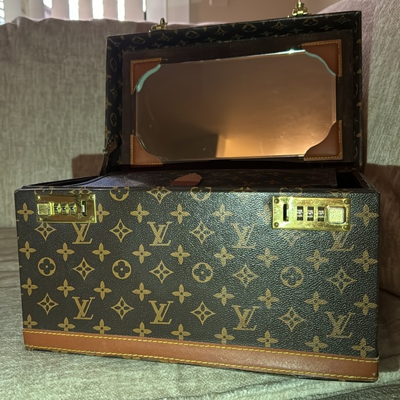 Louis Vuitton Monogram Case - Picture 3 of 4